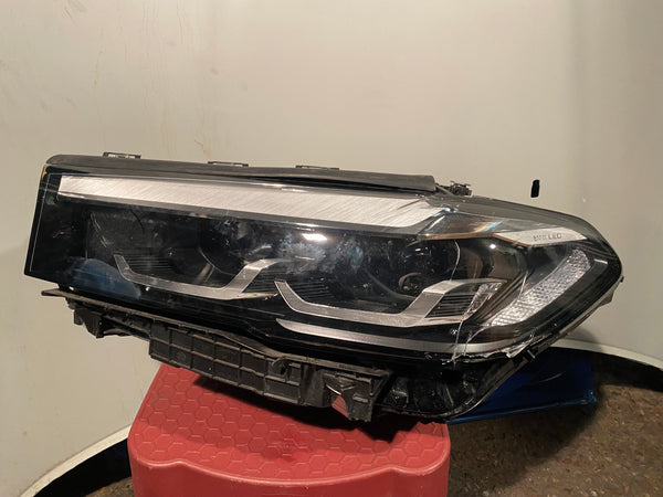 5A26FA5   BMW 5 Series  2021 G30 G31 LCI LED passenger side Headlight.  Glass crake at the bottom   observe all pictures please