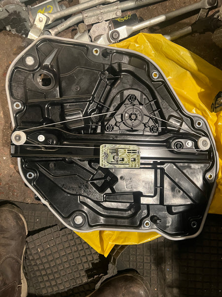 7465243   BMW 1 SERIES  2020 F40 M-SPORT passenger side rear window regulator