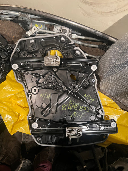 8498853   Original    BMW 3 Series  2022 G20  passenger side front window regulator     8495865