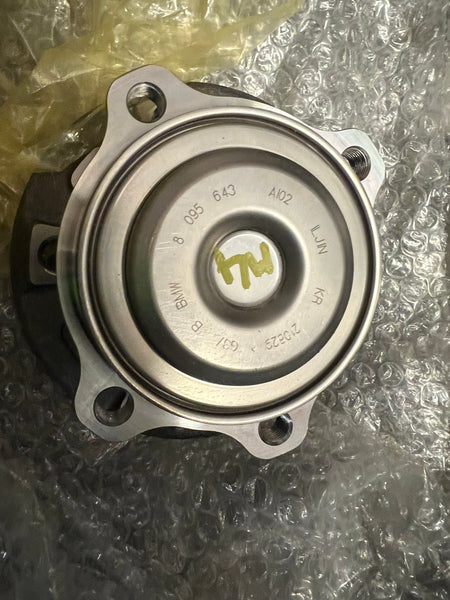 8095643   BMW M4  2022 G82 COMPETITION DRIVERS side Front HUB SPINDLE   New  bmw m4 2022  wheel spindle 8095643