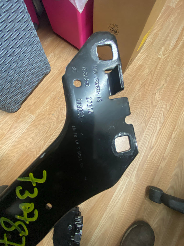 7307874    Mini Cooper s 2019 F55 F56 F57 RH Drivers Side Headlight Support Bracket NEW