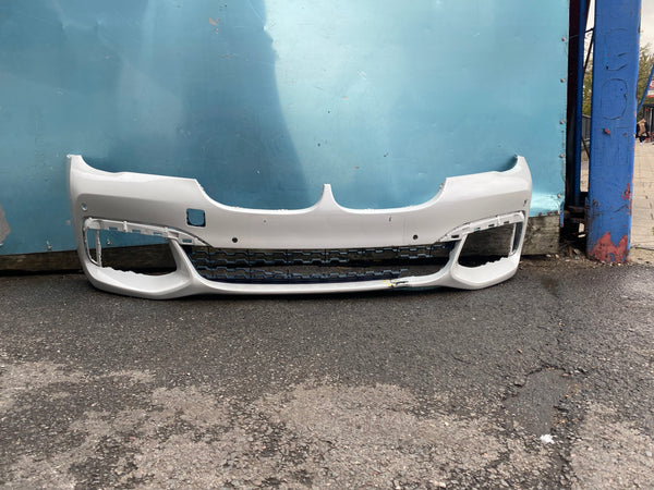 8061121    BMW 7 Series 2015  G11-g12 M Sport Front Bumper in White Genuine  8061121  observe picture please