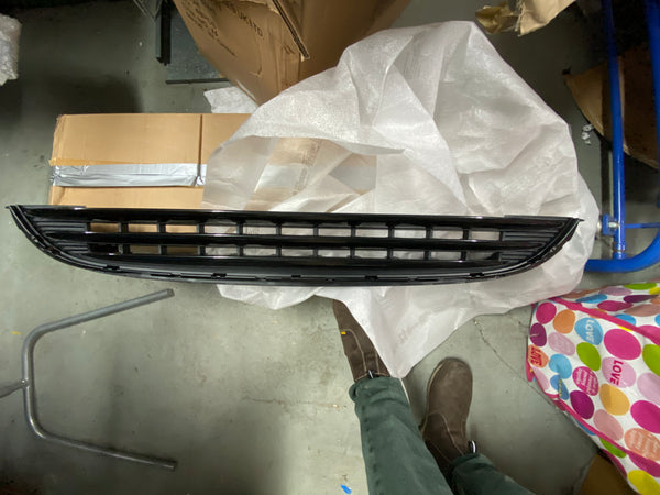 Genuine MINI F55 F56 3DR Front Bumper Black Vent Grille  new 51137300586