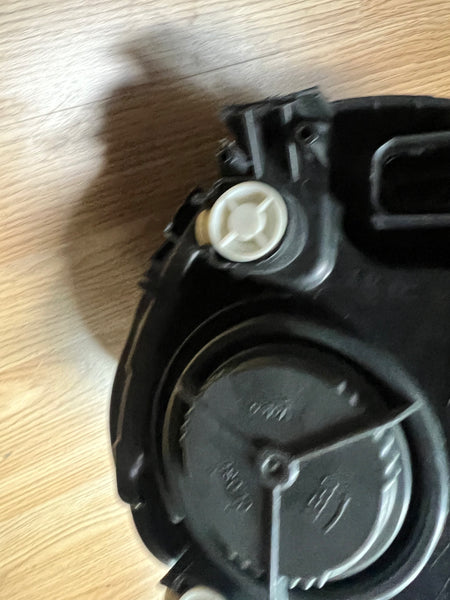 63117401604    MINI One 2018   Driver side headlight  clips missing   observe all pictures please   7401604l