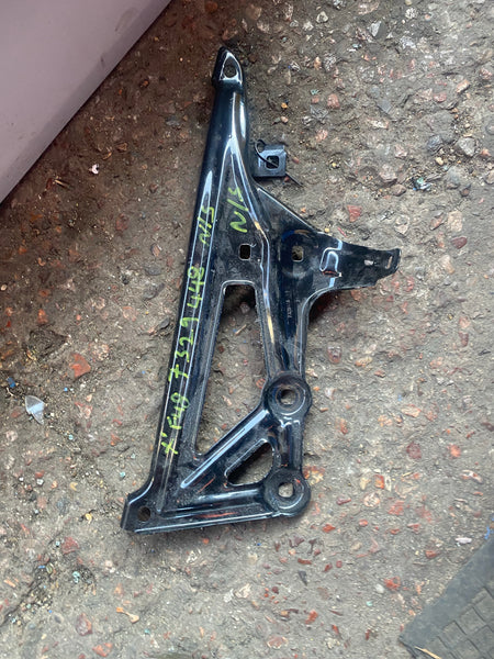 7329448     BMW X1 2019 F48  driver side FENDER MOUNTING BRACKET SUPPORT      BMW X1 XDRIVE 20i F48 FRONT DRIVER SIDE WING MOUNT BRACKET  7329448