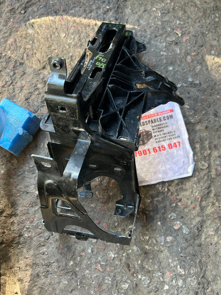 51647200794    BMW 5 SERIES F10 F11 Driver  Side  Headlight Bracket  7200794  bmw f10 light bracket