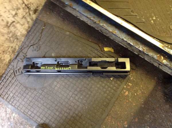 51777301942 Bmw 2 f46 rear right centre mount rail bracket 2016