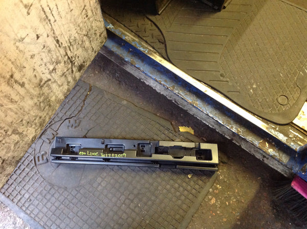 51777301942 Bmw 2 f46 rear right centre mount rail bracket 2016